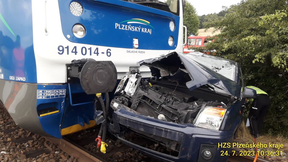 Řidička na Klatovsku nerespektovala světla na přejezdu, po srážce s vlakem je těžce zraněná
